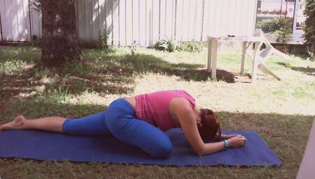 Italian milf does yoga in the garden