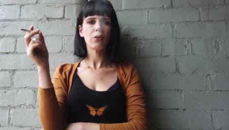 1173  Mia in White sneaker smoke break