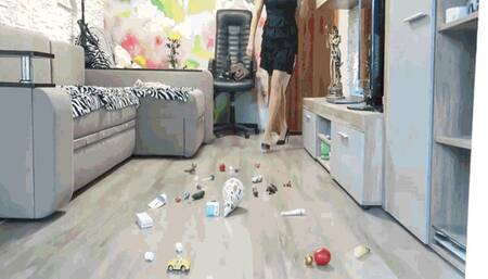 On scattered objects, walking MP4(1280x720)FHD