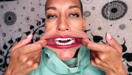 AMAZING Mouth stretching
