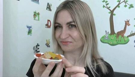 With all your strength, press your teeth on the bears MP4 HD 720p