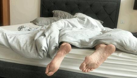 BIG DIRTY FEET SNORING IN BED - MOV Mobile Version