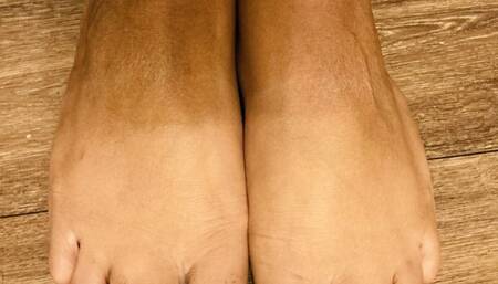 BARE FEET FETISH