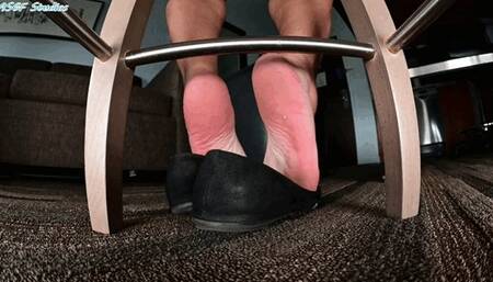 Big Ebony size 12s under chair views! - MP4