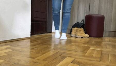 HEAVY BOX FELL ON NICKY’S FOOT - MOV HD