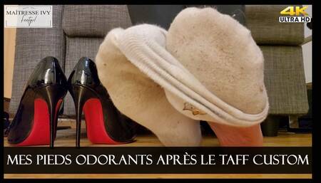 Mes pieds odorants après le taff (Vue sol)