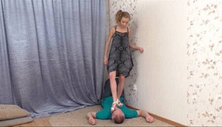 Graceful miss treats her boyfriend as he is a carpet, vf1981x 1080p