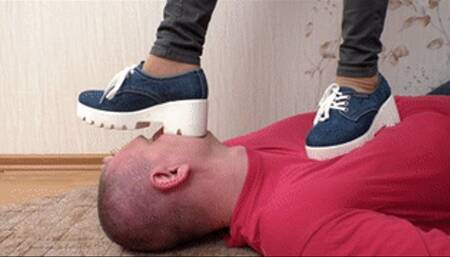 Muffin hurts buffer stepping on him but he likes it, vf1209x 1080p