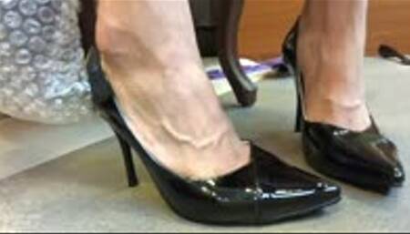 Aimee Chu Showing Veiny Feet In Heels While Chewing Gum And Playing Bubble Wraps