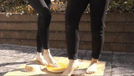 Sneaker-Girl Akira and Doro - Cake Crush