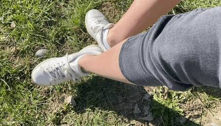 KIRA IN HER BEAUTIFUL SNEAKERS - MOV Mobile Version