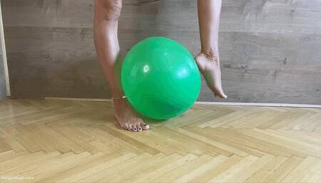 KIRA PLAYS WITH BIG BALLOON - MOV Mobile Version