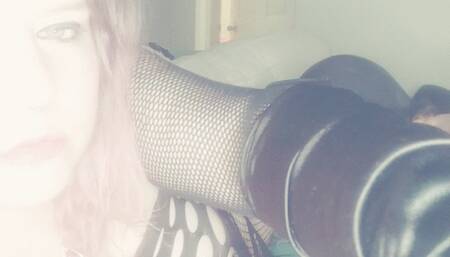 Having my pussy eaten while I smoke until I cum