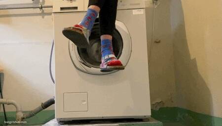 SEXY STUDENT IN THE MUTUAL LAUNDRY ROOM - MOV Mobile Version