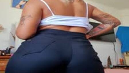 LOLA MELLO FARTS IN TIGHT BLACK JEANS - ENGLISH SUBTITLES