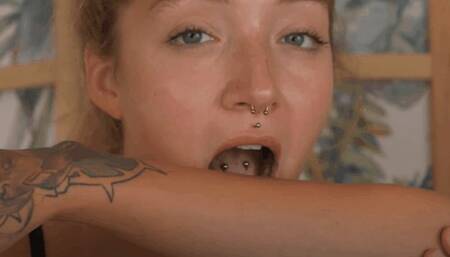 Valentina e  Lilli Bayle, passione per i morsi - Valentina and Lilli Bayle, passion for the bites