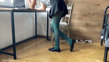 SCHOOL GIRL HAS SMELLY FUNGUS FEET - MOV Mobile Version