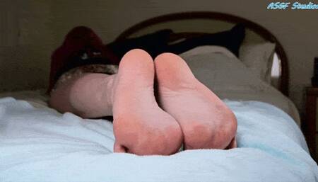 ** Just SOLESHOW and CUMSHOT** Guess WHO's BACK! Bratty Blonde with a TREMENDOUS FJ and SOLESHOW CUMSHOT! - MP4