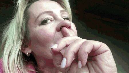 Sofia shamelessly pokes her nose while taking out its contents  WMV