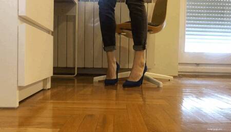 SWOLLEN BIG FEET IN HIGH HEELS KYLIE - MP4 Mobile Version