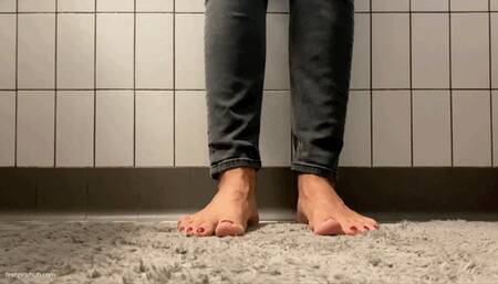 BATHROOM VOYEUR CAM SEXY SOLES - MP4 Mobile Version