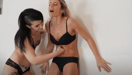 Eleonore vs Eve, il pugno piu' devastante (WMV) - Eleonore vs Eve, the most devastating punch (WMV)