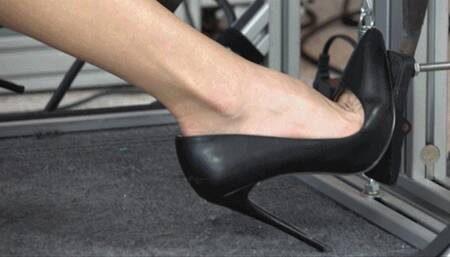 Lora Evaluates Shoes for Driving in the Simulator (MP4 - 720p)