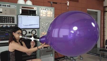 Amo Blows a 24" Round Balloon to Bursting (MP4 - 720p)