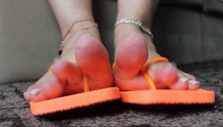 Dolce Amaran winggling toes wearing orange flip flops  for MOBILE devices - BBW - TOES WIGGLING - FLIP FLOPS - GROUND POV