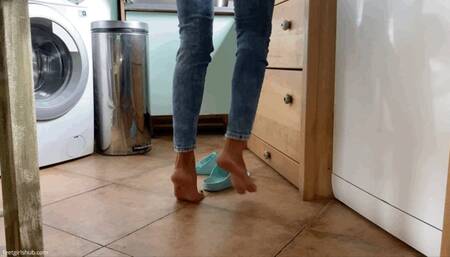 KIRA COOKING IN HER BIRKENSTOCK SLIPPERS - MOV HD