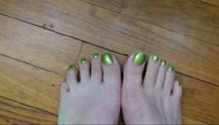 Lime Green Toenail Worship and Toe Wiggling MP4 1080