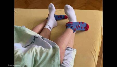 KIRA IS TRYING TO WAKE HER BOYFRIEND UP - MP4 Mobile Version