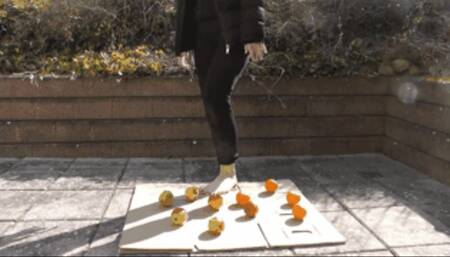 Sneaker-Girl Akira - Some Fruits with Barefeet Crush