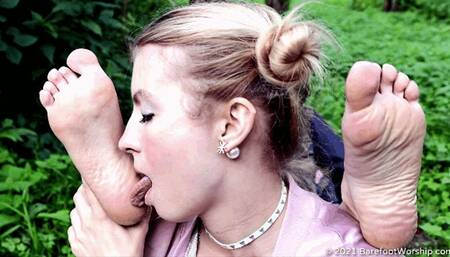 Shy poor girl Anetta licks gothic Eva's feet in a public park (Part 5 of 6)