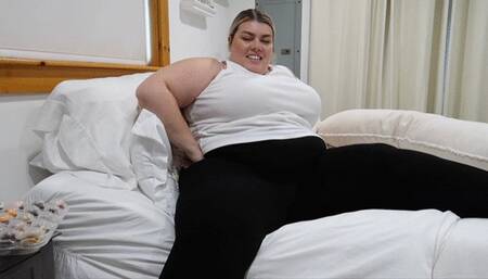 BBW CHLOE: Cupcake Stuffing!