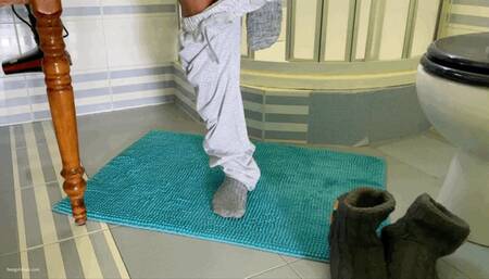 NAKED KIRA GOING INTO THE SHOWER, WASHING DIRTY SOLES - MOV Mobile Version