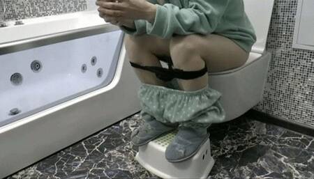Morning trip to the toilet MP4 FULL HD 1080p