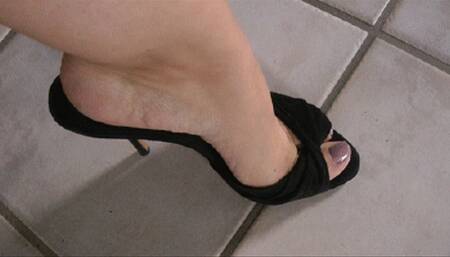 SensualHighHeelMulesDangling (MP4)