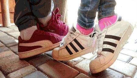 Seduction in sneakers, under the table WMV(1280x720)FHD