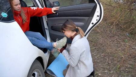 Licks sweaty feet while stopping the car  (HD 720p MP4)