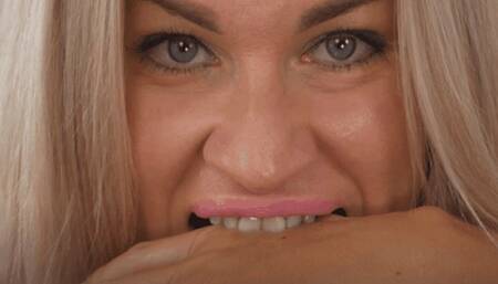 Pamela ed Eleonore, la passione per i morsi non finisce mai! (WMV) - Pamela and Eleonore, the passion for bites never ends! (WMV)