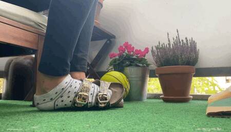 WRINKLED SOLES IN BIRKENSTOCK SLIPPERS - MOV Mobile Version