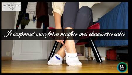 Je surprend mon frère renifler mes chaussettes sales