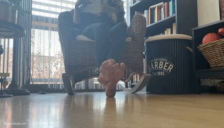 DIRTY SOLES IGNORE, WHILE READING A BOOK - MP4 Mobile Version