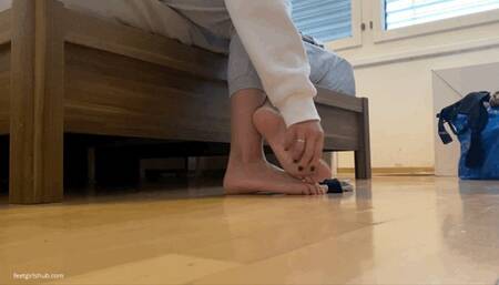 KIRA IN HER BEDROOM, SORE FEET MASSAGE - MP4 HD