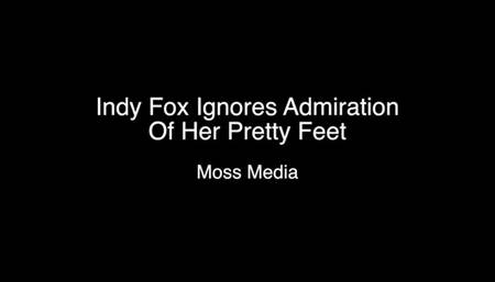 Indy Fox ignores recognition of her pretty feet