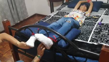 FERCHO GAMBETA HACE COSQUILLAS A CHAKA