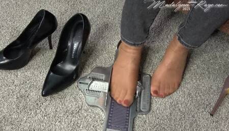 Measuring my pantyhose feet