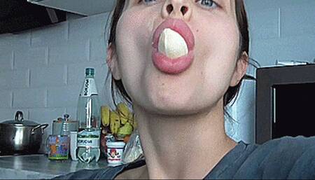 Popping banana slices!(1920x1080 FULL HD)MP4