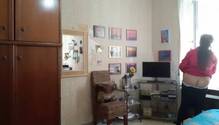 HOUSEWIFE CLEANS AND SHOWS ASS